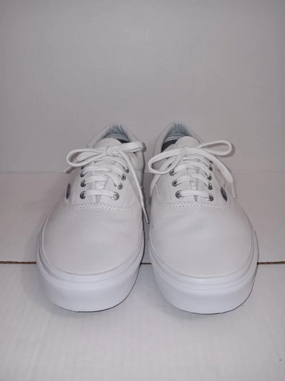 VANS MEN'S CLASSIC WHITE CANVAS SNEAKERS